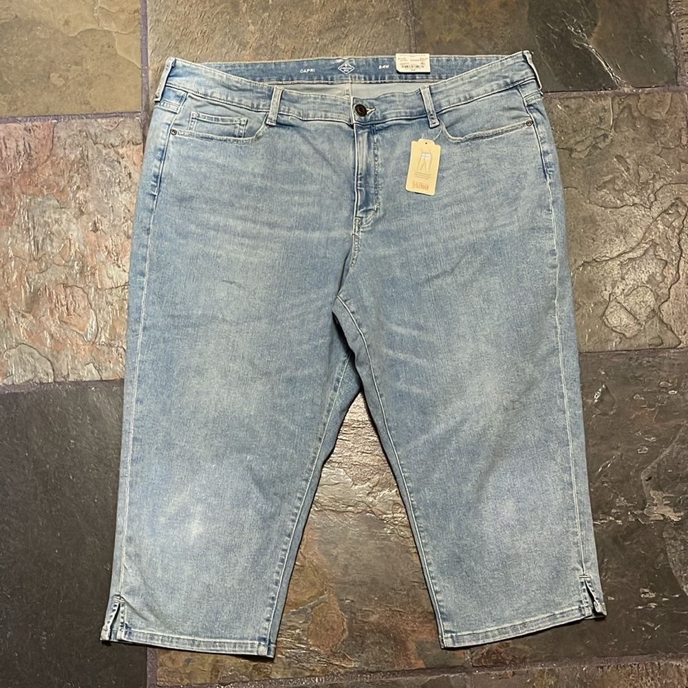 St John’s Bay Secretly Slender Capri Jean Size 24W NWT